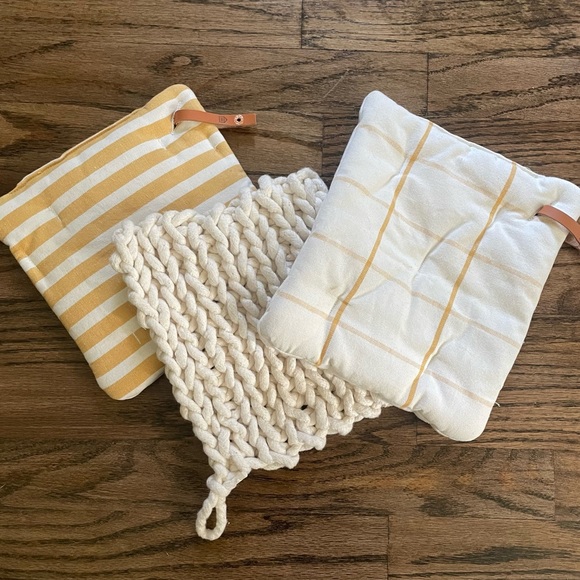 3 Pot Holders - Picture 1 of 4